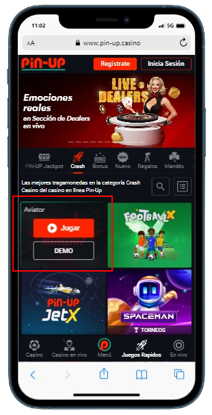 Un teléfono que muestra la biblioteca de juegos Pin Up con el título resaltado Aviator para jugar Demo o Real